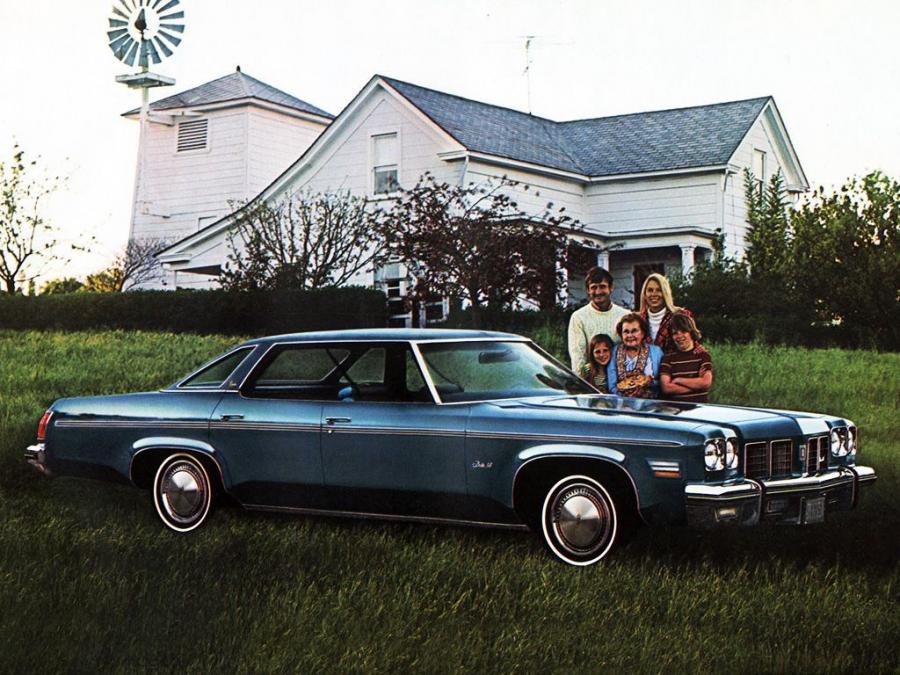 Oldsmobile Delta 88 Royale Hardtop Sedan '1975